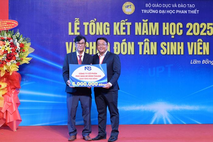 Đại diện nhà trường tiếp nhận học bổng từ các đơn vị, doanh nghiệp