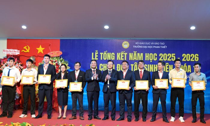 Tặng giấy khen cho tập thể, cá nhân có nhiều giải thưởng, đạt thành tích cao trong năm học qua