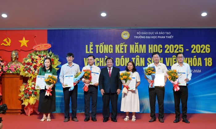 Trường Đại học Phan Thiết tặng hoa ghi nhận các địa phương, đơn vị đã đồng hành trong năm học qua