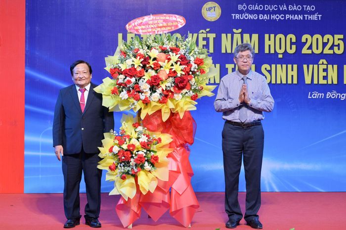 UBND tỉnh tặng hoa chúc mừng tập thể Trường Đại học Phan Thiết