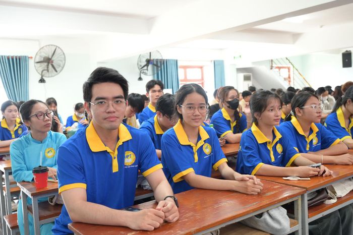 Các sinh viên Trường Đại học Phan Thiết tham dự lễ tổng kết năm học