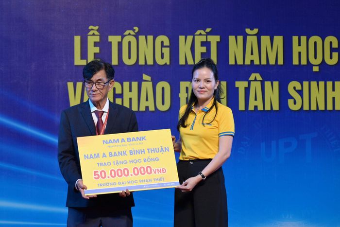 Đại diện nhà trường tiếp nhận học bổng từ các đơn vị, doanh nghiệp