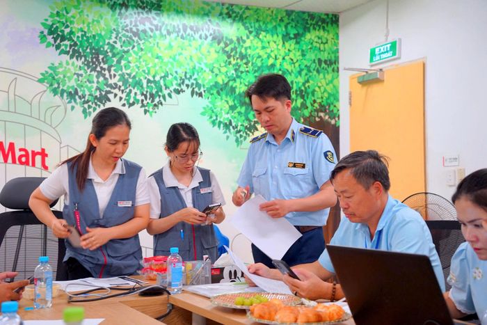 Đoàn kiểm tra việc chấp hành các quy định về ATTP tại một cơ sở kinh doanh thực phẩm