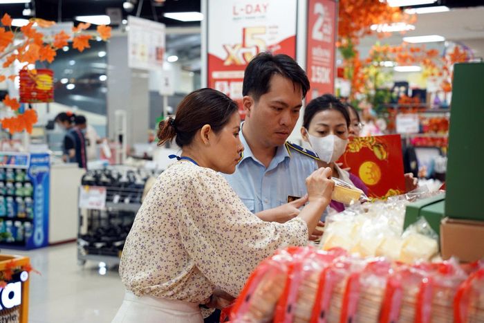 Đoàn kiểm tra nhãn mác bánh trung thu