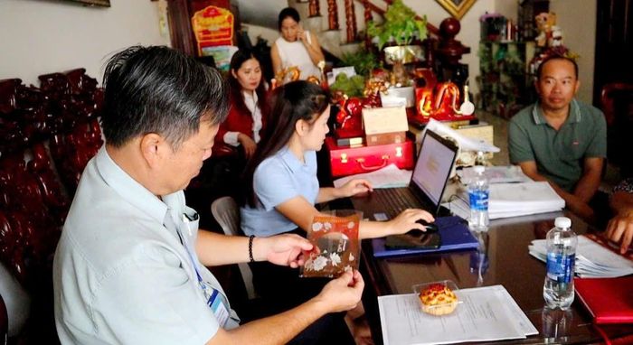 Đoàn kiểm tra một cơ sở sản xuất bánh trung thu