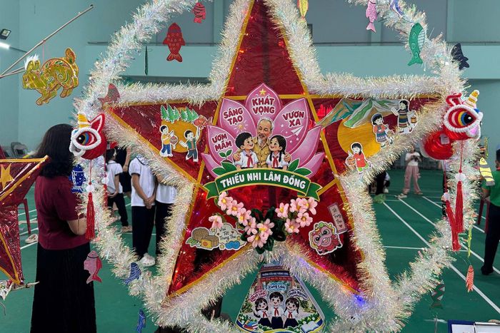 Lồng đèn ông sao do các đội thi trang trí
