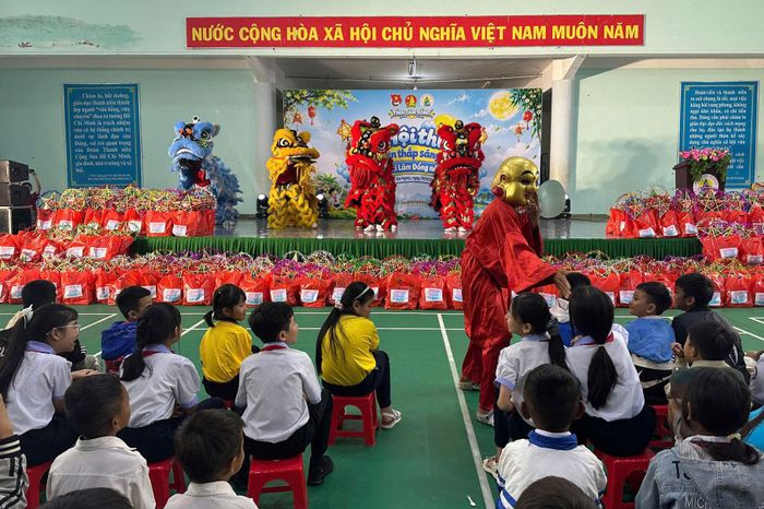 Màn biểu diễn múa lân sôi động bắt mắt tại chương trình