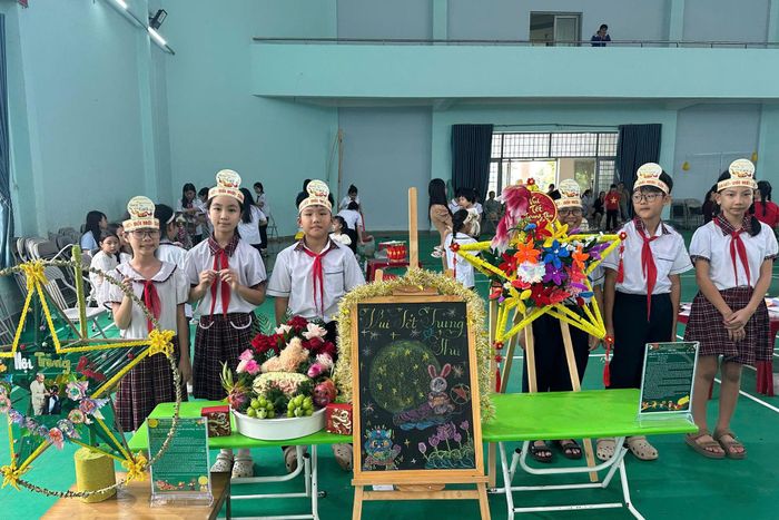 Mâm ngũ quả và lồng đèn ông sao của các đội tham gia hội thi
