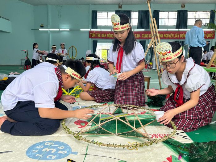 Các em học sinh khối Tiểu học khéo léo, tỉ mỉ trang trí lồng đèn