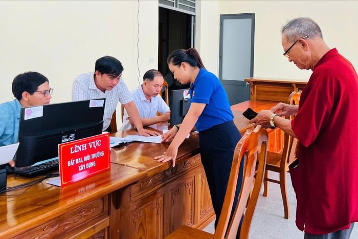 Đoàn viên, thanh niên xã Đạ Tẻh 2 hỗ trợ người dân tiếp cận công nghệ số, hướng dẫn thực hiện dịch vụ công trực tuyến