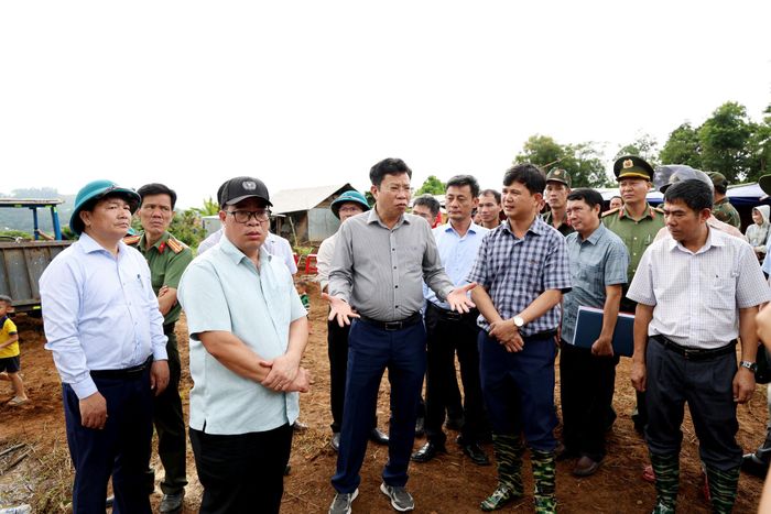 Đoàn công tác đến kiểm tra tình hình sụt lún tại thôn Đắk Snao, xã Quảng Sơn