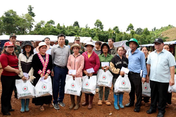 Đoàn công tác của tỉnh Lâm Đồng trao hỗ trợ tới người dân vùng thiên tai