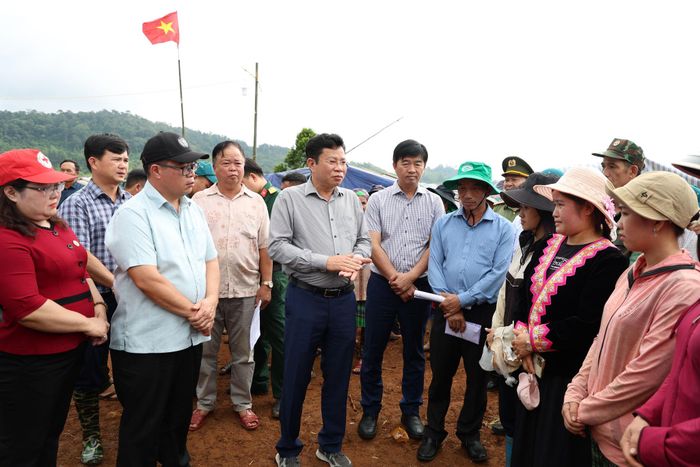 Lãnh đạo tỉnh Lâm Đồng thăm hỏi, động viên các hộ dân tại nơi tạm trú, tạm tránh