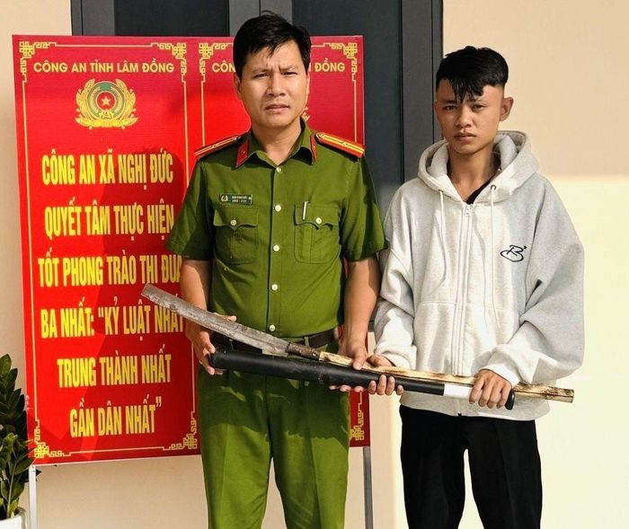 Người dân tự nguyện giao nộp vũ khí cho Công an xã Nghị Đức