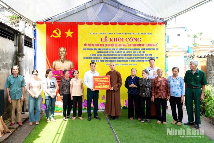 Tháng 5/2026, xã Phát Diệm tổ chức khởi công xây mới, sửa chữa 16 ngôi nhà “Ấm tình đoàn kết lương - giáo”. Ảnh Ngọc Linh