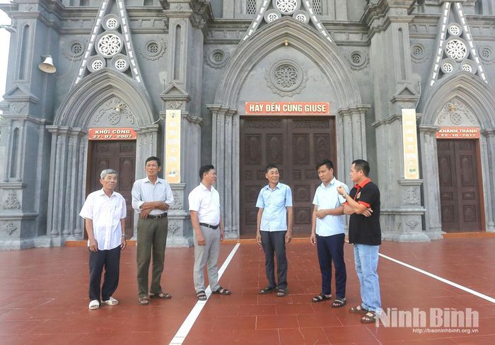 MTTQ và các đoàn thể xã Hải Quang đổi mới công tác vận động quần chúng, tín đồ tôn giáo tích cực tham gia phong trào xây dựng “Xứ họ tiên tiến, gia đình công giáo gương mẫu”. Ảnh: Việt Thắng