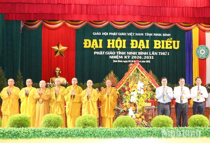Các đồng chí: Trần Đăng Quỳnh, Ủy viên dự khuyết Trung ương Đảng, Phó Bí thư Thường trực Tỉnh ủy; Lê Quốc Chỉnh, Phó Bí thư Tỉnh ủy, Chủ tịch HĐND tỉnh tặng hoa chúc mừng Đại hội đại biểu Giáo hội Phật giáo Việt Nam tỉnh Ninh Bình lần thứ nhất, nhiệm kỳ 2026-2031. Ảnh Việt Thắng