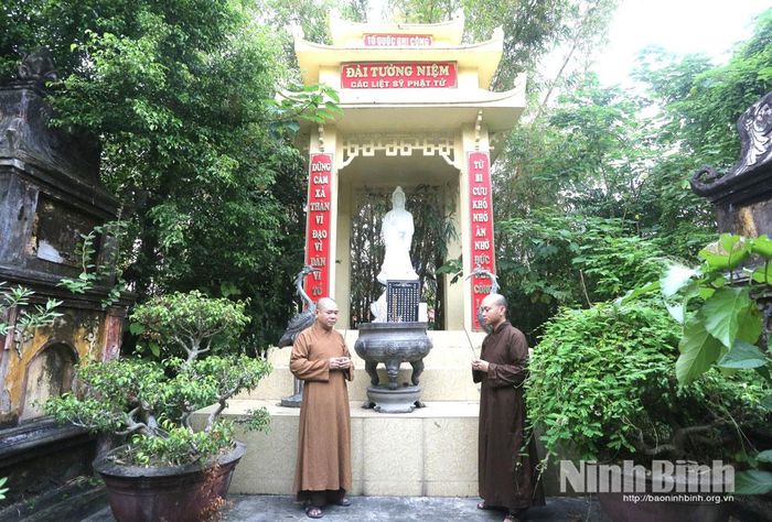 Đài tưởng niệm các Liệt sĩ Phật tử trong khuôn viên chùa Cổ Lễ, xã Cổ Lễ.
