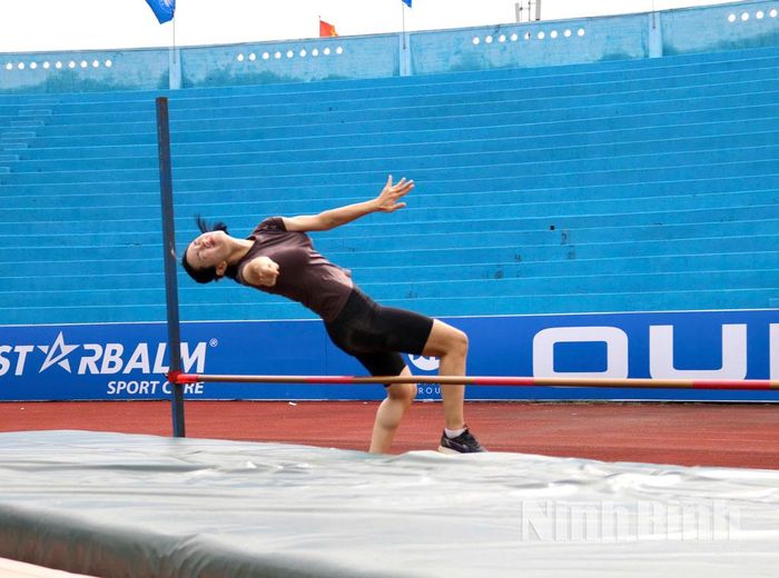 Thi đấu môn điền kinh, nội dung nhảy cao nữ.