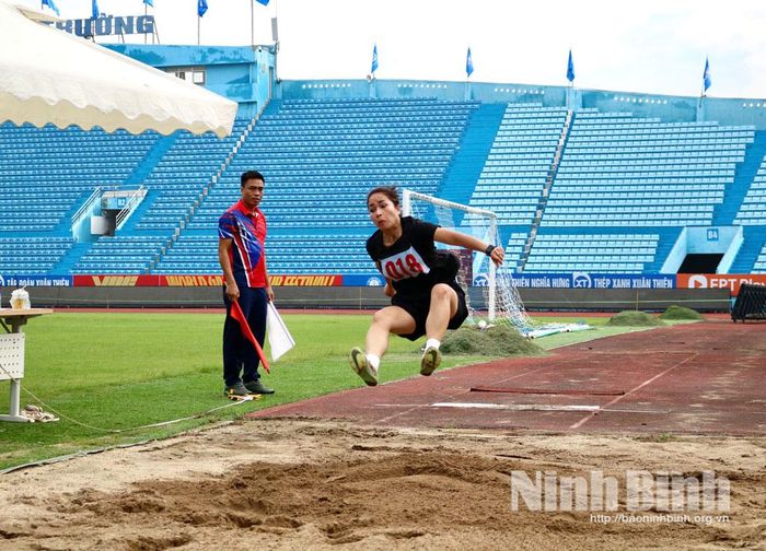Thi đấu môn điền kinh, nội dung nhảy xa nữ.