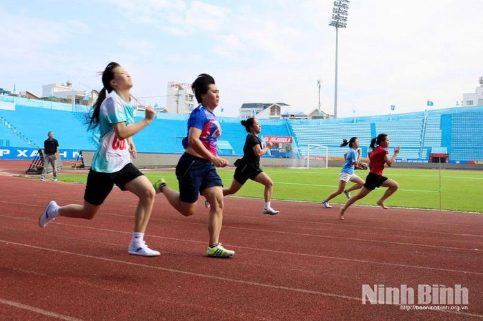 Các vận động viên tranh tài nội dung chạy 100m nữ.