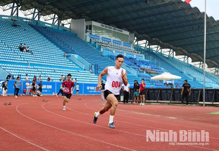 Các vận động viên tranh tài nội dung chạy 400m nam.