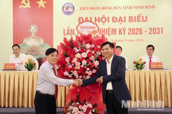 Lãnh đạo Sở Văn hóa và Thể thao tặng hoa chúc mừng Đại hội.