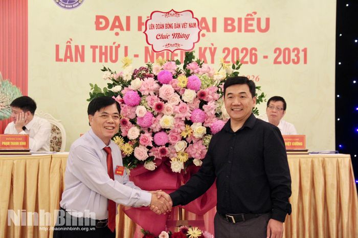 Ông Nguyễn Nam Hải, Tổng Thư ký Liên đoàn Bóng bàn Việt Nam (đứng bên phải) tặng hoa chúc mừng Đại hội.