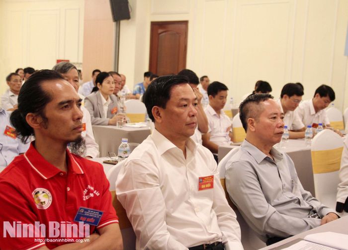 Đồng chí Bùi Ngọc Quang, Tỉnh ủy viên, Phó Giám đốc Báo và phát thanh, truyền hình Ninh Bình (giữa) cùng các đại biểu tham dự Đại hội.