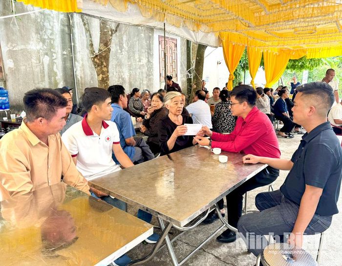 Đại diện Hội Chữ thập đỏ tỉnh thăm hỏi, chia buồn và trao hỗ trợ cho người thân nạn nhân tại Tổ dân phố Mỹ Trung, phường Thiên Trường.