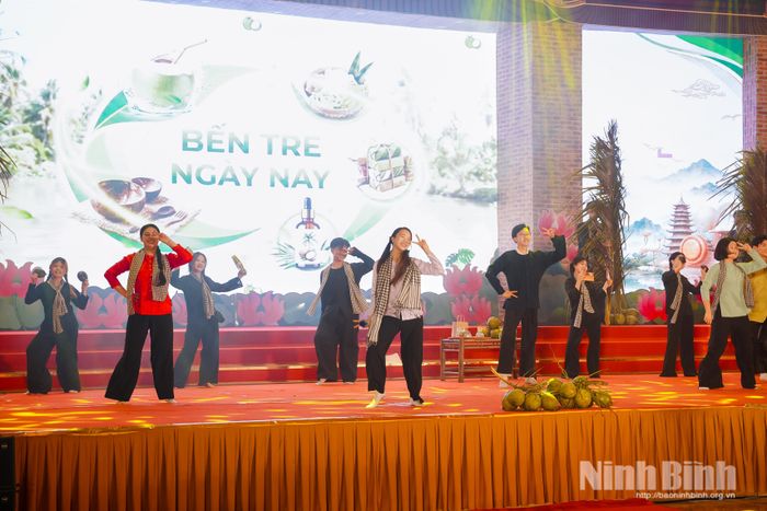 Phần thi của đội Âm vang xứ dừa tại vòng Chung kết Cuộc thi.