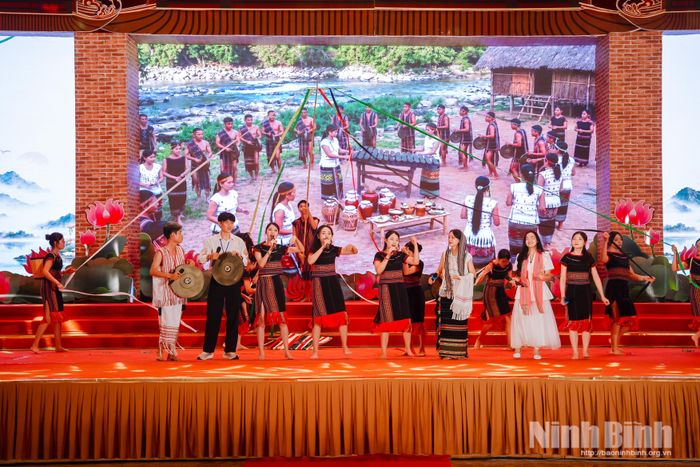 Phần thi của đội Dệt sắc Thiên Hoa tại vòng Chung kết Cuộc thi.