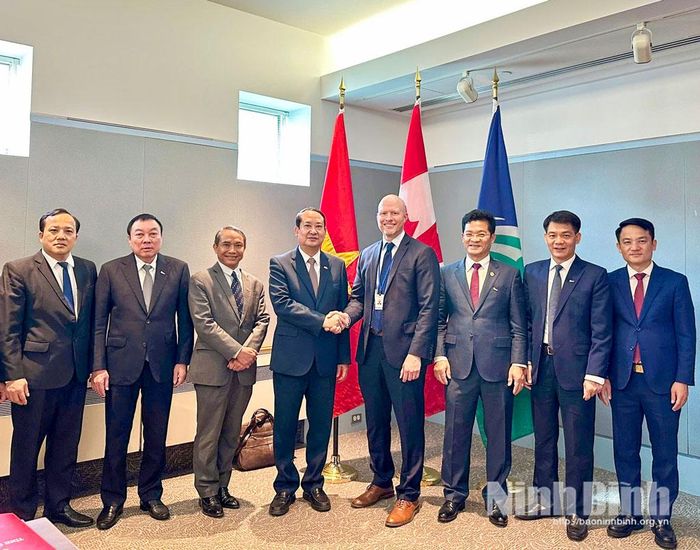 Đoàn công tác của tỉnh chụp ảnh lưu niệm với lãnh đạo chính quyền thành phố Ottawa.