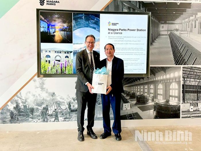 Đại diện lãnh đạo Ủy ban Công viên Niagara trao quà tặng đồng chí Mai Văn Tuất, Phó Bí thư Tỉnh ủy, Trưởng Đoàn ĐBQH tỉnh.