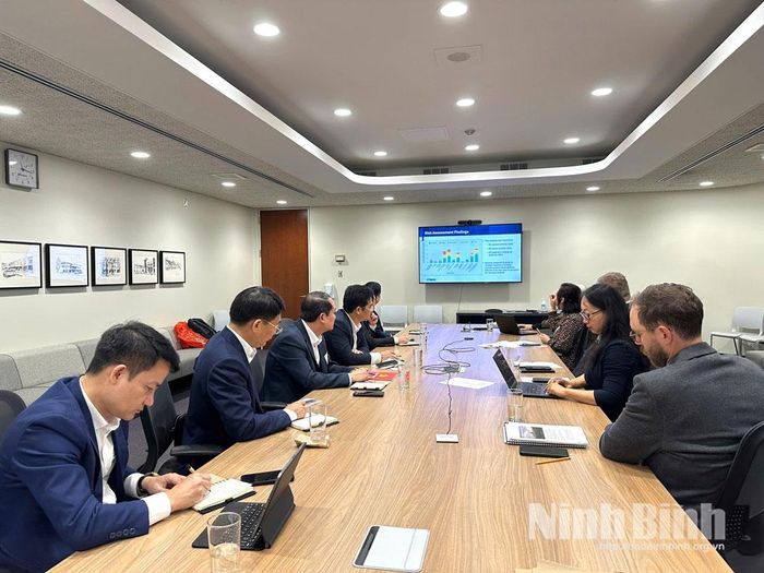 Đoàn công tác của tỉnh làm việc với Cơ quan Môi trường, Khí hậu và Lâm nghiệp Thành phố Toronto.