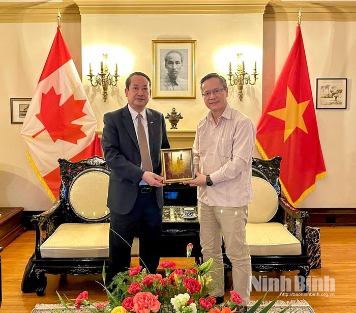 Đồng chí Mai Văn Tuất, Phó Bí thư Tỉnh ủy, Trưởng Đoàn ĐBQH tỉnh tặng quà lưu niệm cho Đại sứ Phạm Vinh Quang.