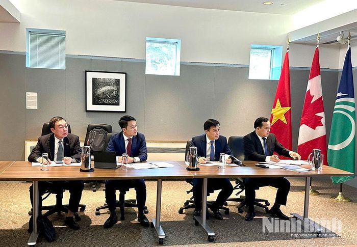 Thành viên Đoàn tham gia buổi làm việc với chính quyền thành phố Ottawa.