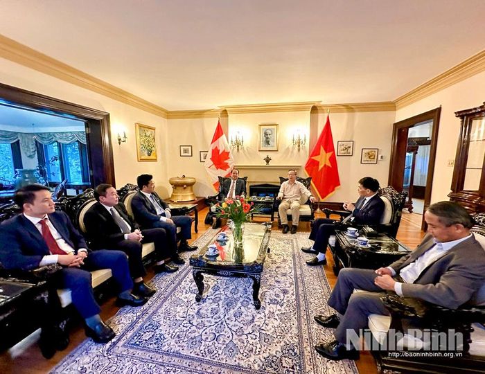 Đoàn công tác của tỉnh thăm và làm việc với Đại sứ quán Việt Nam tại Canada.