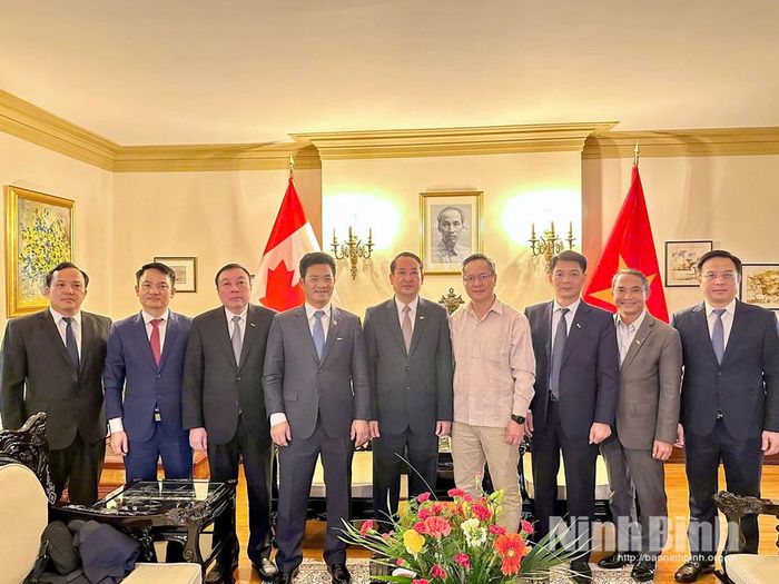 Đoàn chụp ảnh lưu niệm với Đại sứ Phạm Vinh Quang và cán bộ, nhân viên Đại sứ quán.