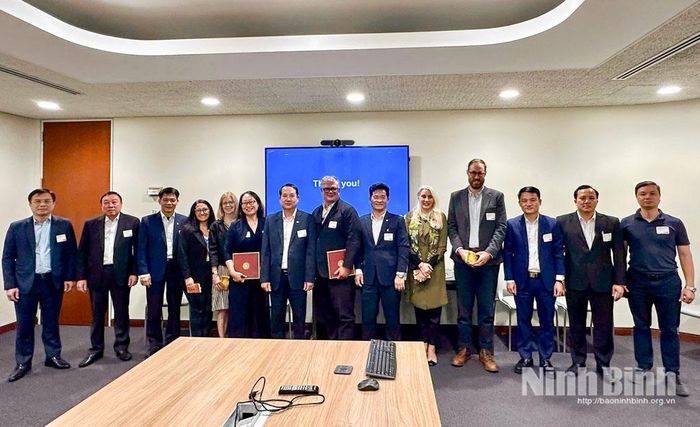 Đoàn chụp ảnh lưu niệm với lãnh đạo Cơ quan Môi trường, Khí hậu và Lâm nghiệp Thành phố Toronto tại buổi làm việc.