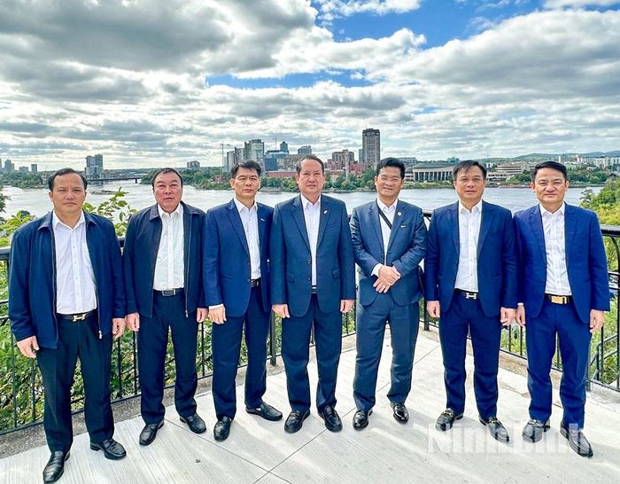 Đoàn khảo sát và chụp ảnh lưu niệm tại công viên trung tâm Ottawa.