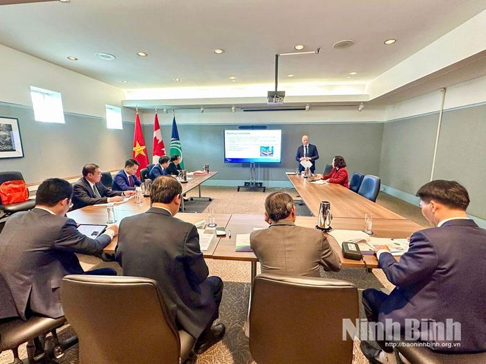 Đoàn công tác của tỉnh làm việc với chính quyền thành phố Ottawa.