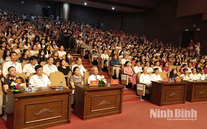 Các đại biểu dự khai mạc Liên hoan.