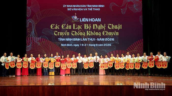 Ban Tổ chức trao hoa, cờ lưu niệm cho các đoàn tham gia Liên hoan.