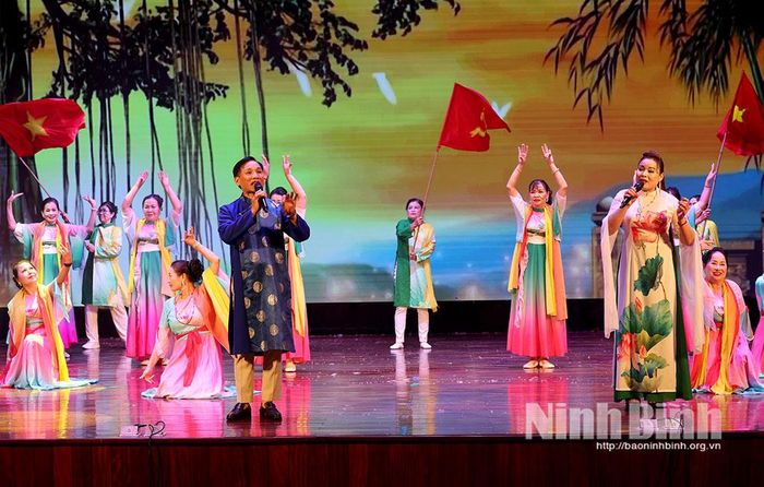Tiết mục của đoàn tuyển phường Phù Vân tham gia Liên hoan.