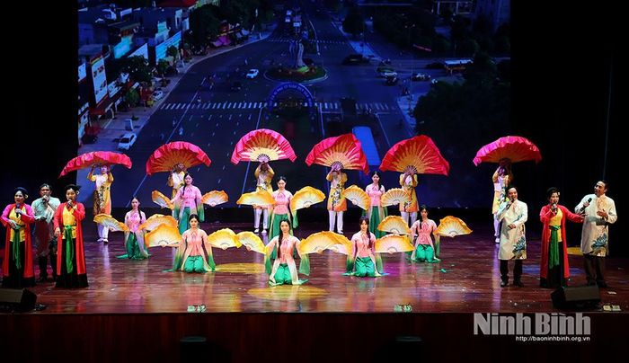 Tiết mục hát chèo của đoàn tuyển phường Tam Điệp tham gia Liên hoan.