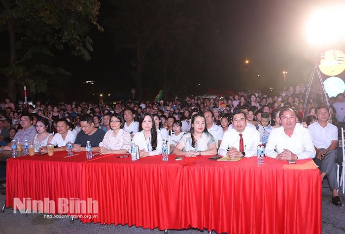 Các đại biểu dự chương trình.