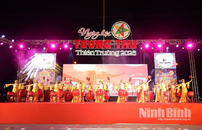 Biểu diễn trống hội Phương Bông tại chương trình.