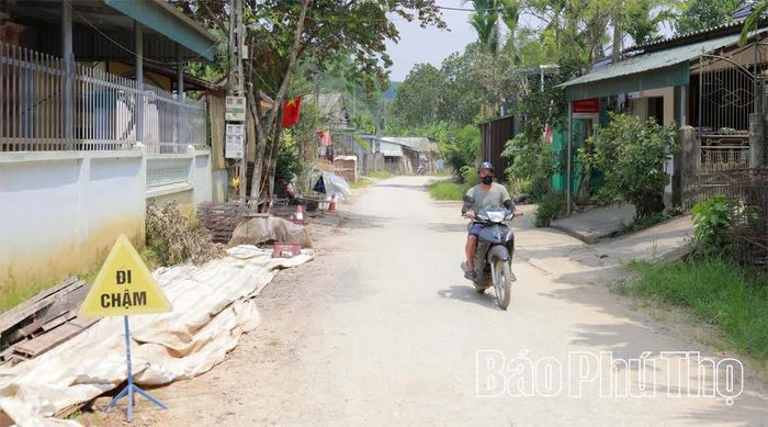 Sau nhiều năm đưa vào sử dụng, tuyến đường liên xã Phương Viên - Yên Kỳ đang được nâng cấp, cải tạo.