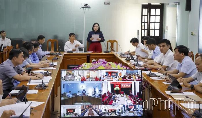 Các thành viên Hội đồng tư vấn tiếp dân của tỉnh nghe bà Bùi Thị Hiếu kiến nghị về việc công khai thông tin về quy hoạch, phương án bồi thường, hỗ trợ, GPMB, tái định cư của Dự án xây dựng Trường Hoàng Văn Thụ trong kỳ tiếp công dân của đồng chí Chủ tịch UBND tỉnh tháng 7/2026.